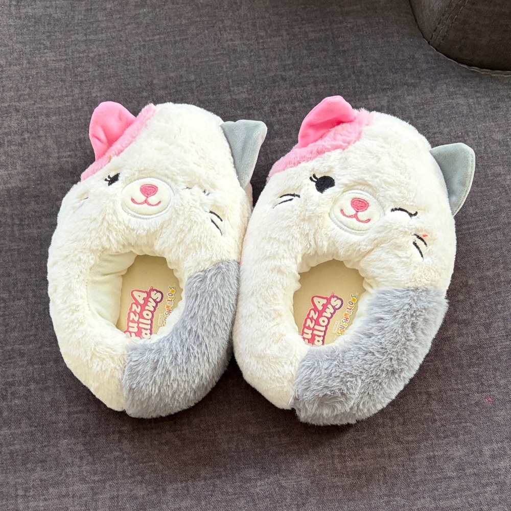 FRIENDS Squishmallows Plush Cat girls Slippers with Pink and Gray.  Size 4-5